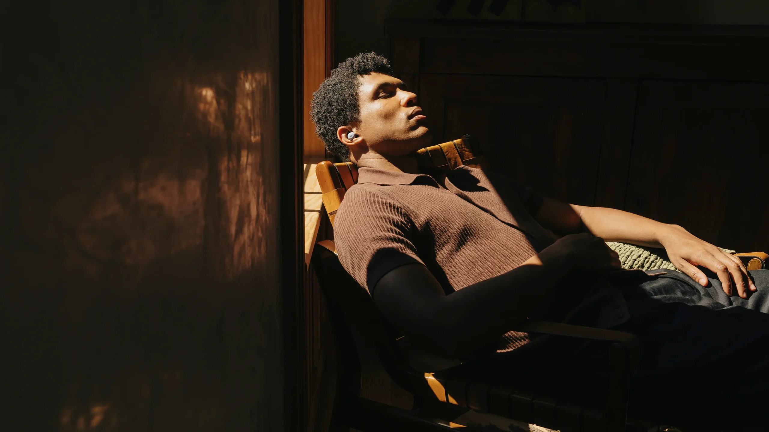 nextsense-intro-photo-man-relaxing-with-smartbuds