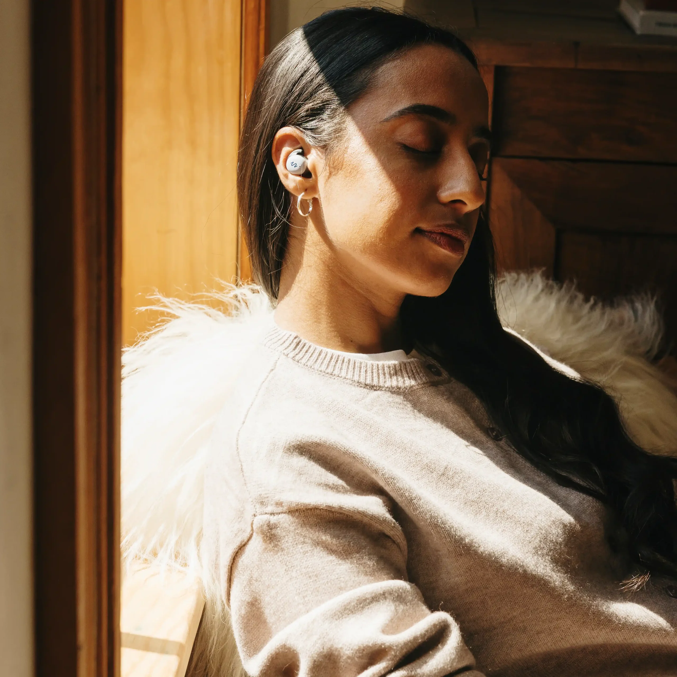 nextsense-photo-girl-relaxing-with-smartbuds